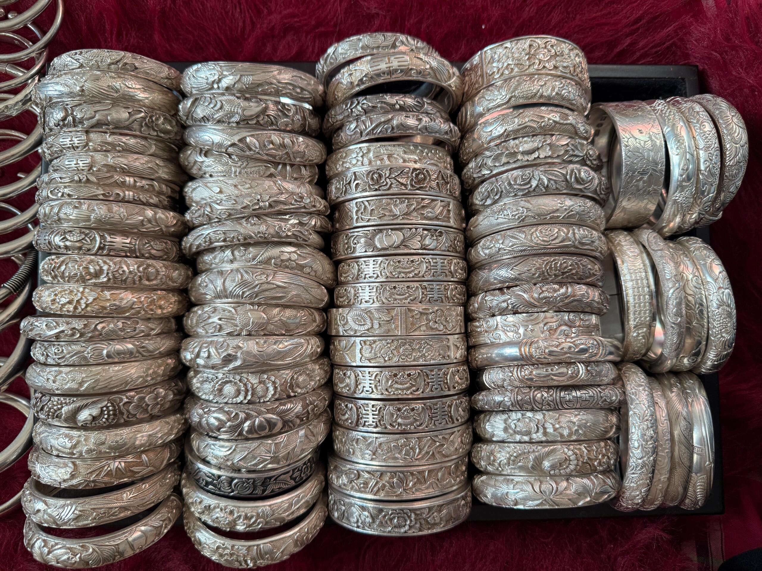 整齊排列的銀飾製作工具